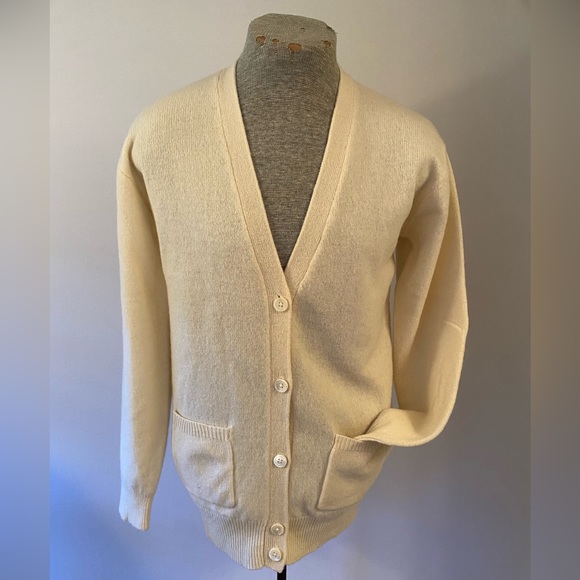 Wonderful Mint Cream Lambswool Ralph Lauren V neck Cardigan w/pockets. Size L